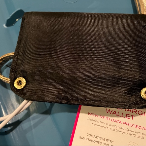 Gold clutch with charging system - Picture 7 of 9